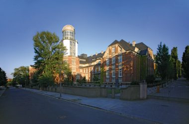 Gebäudeansicht der Technischen Universität Dresden 